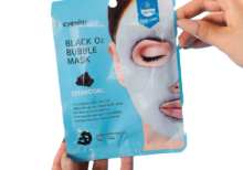 Mascarilla facial con carbón activado que proporciona limpieza a profundidad a la piel.