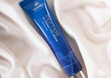 Contorno de ojos enriquecido con niacinamida, ácido hialurónico.